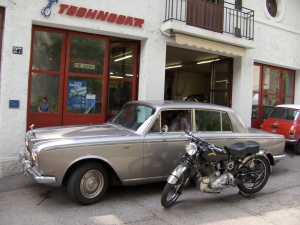 La Rolls-Royce de Peter Fonda et la moto Vincent de Steve Mc Quenn